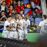 Joël Monteiro (au centre) félicité par ses coéquipiers après avoir inscrit son premier but en équipe nationale.